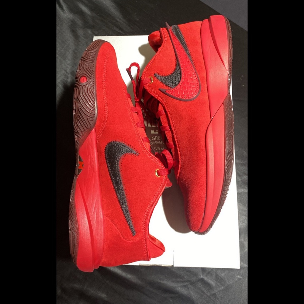 Lebron 20 FC Liverpool